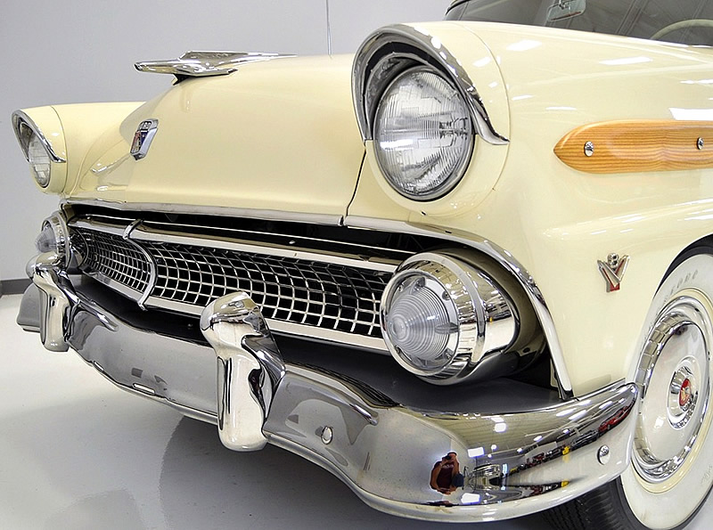 1955 Ford front end showing the new Grille